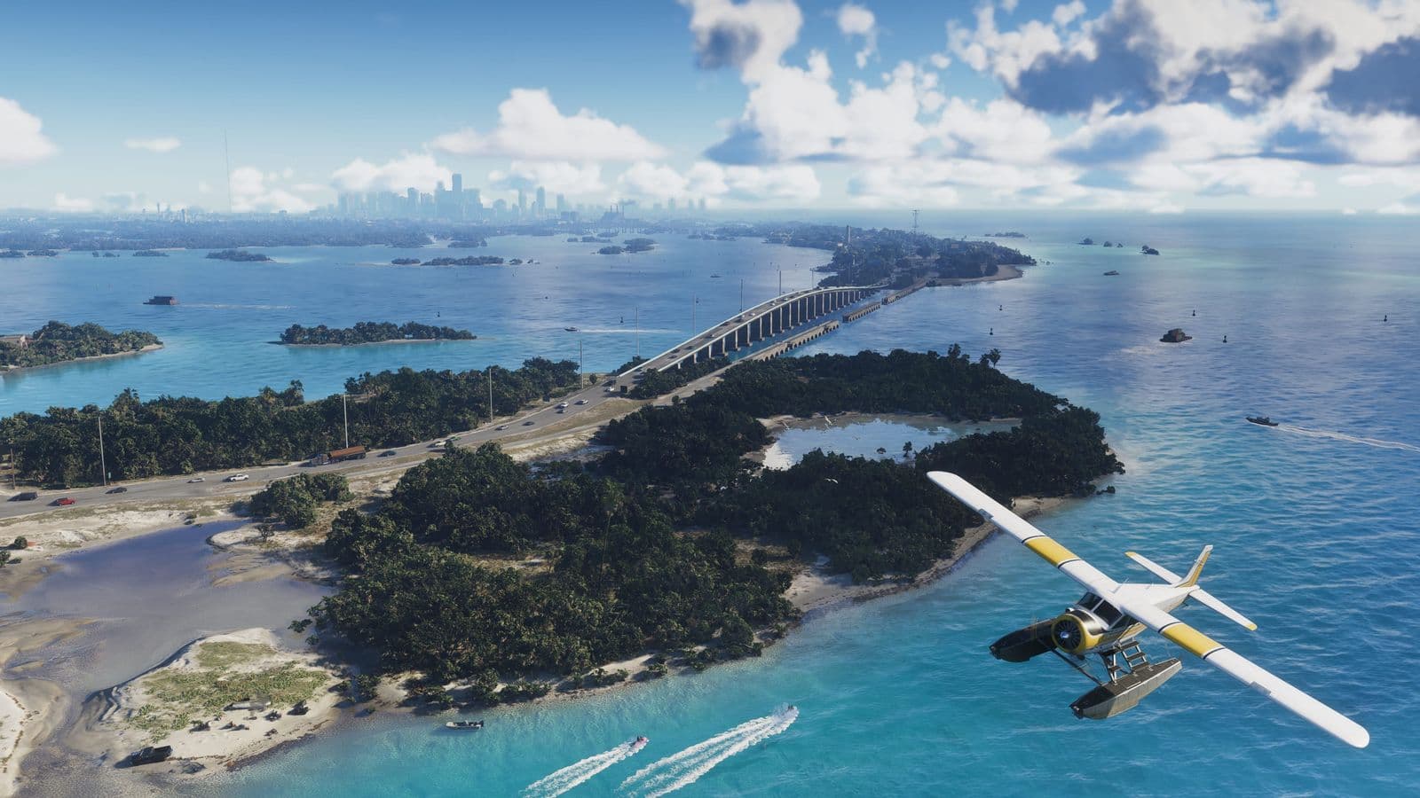 Luftaufnahme der Leonida Keys: bewaldete Inseln, eine lange Brücke und ein Wasserflugzeug über türkisfarbenem Wasser
