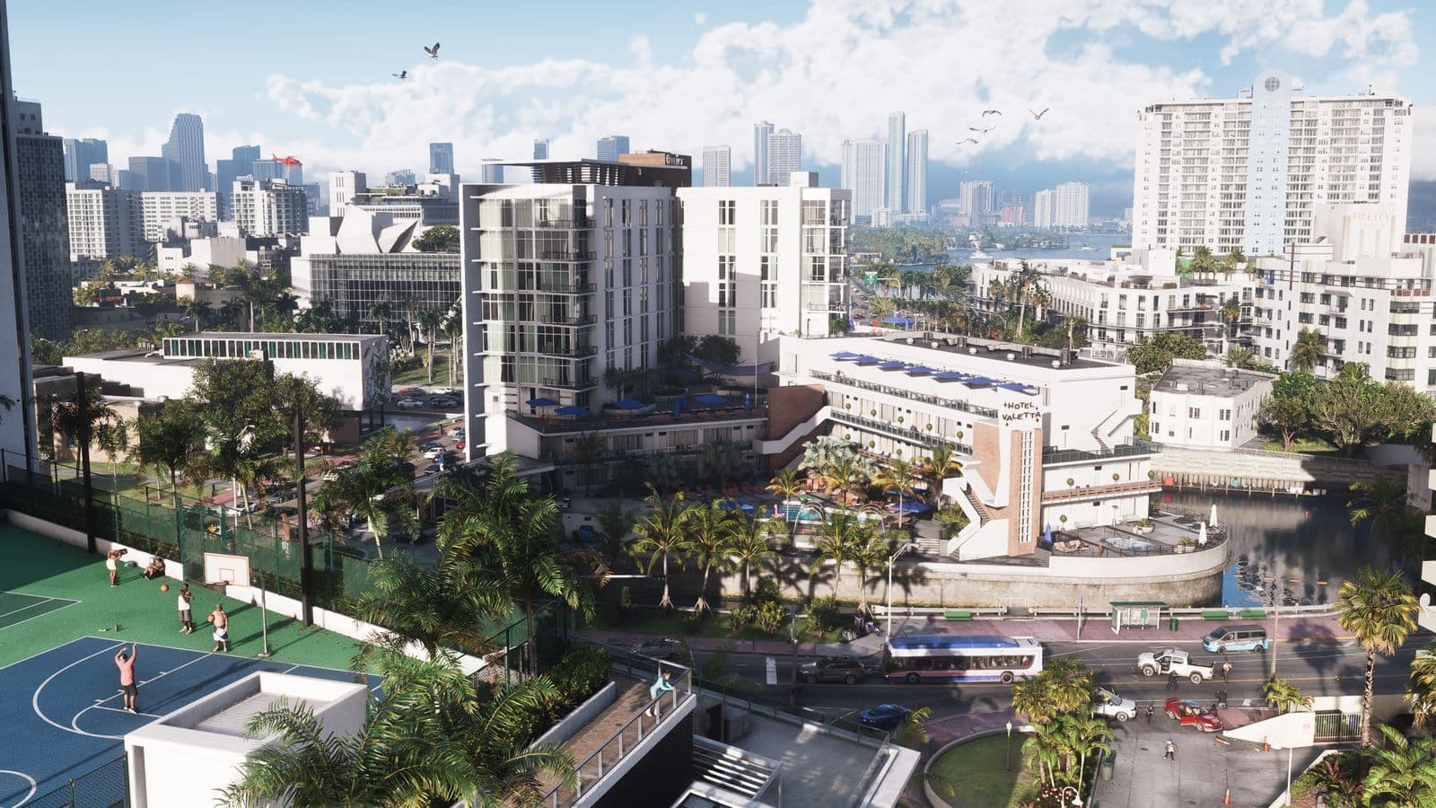 Luftaufnahme über Hotels, Palmen und einen Basketballplatz in Vice City